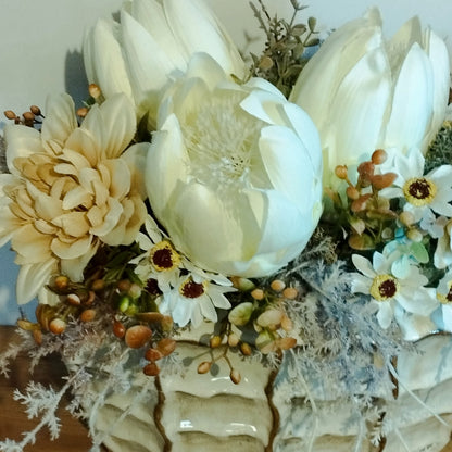 Bézs virágok és fehér  Protea egy impozáns kaspóban