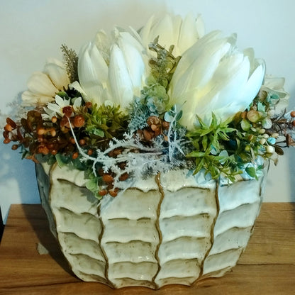 Bézs virágok és fehér  Protea egy impozáns kaspóban