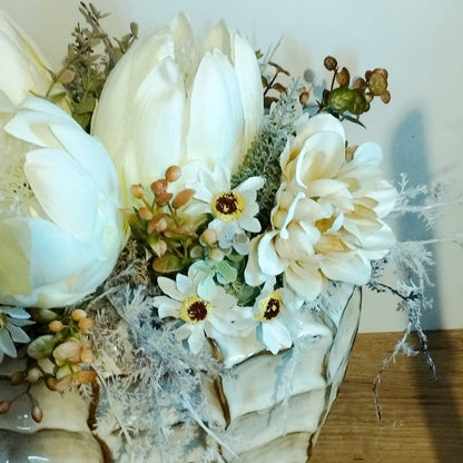 Bézs virágok és fehér  Protea egy impozáns kaspóban