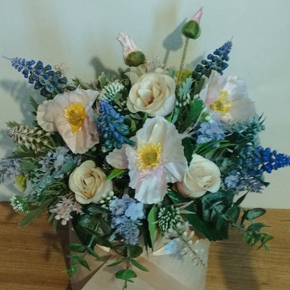 Gyöngyike rózsával mák virággal rózsaszín boxban