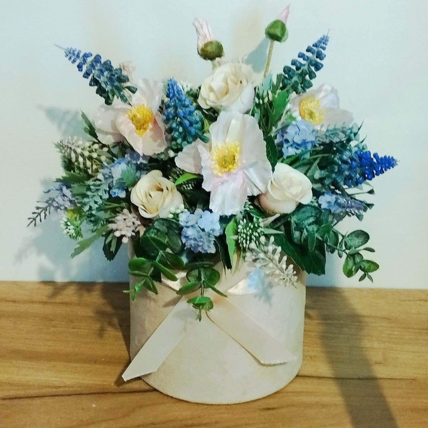 Gyöngyike rózsával mák virággal rózsaszín boxban