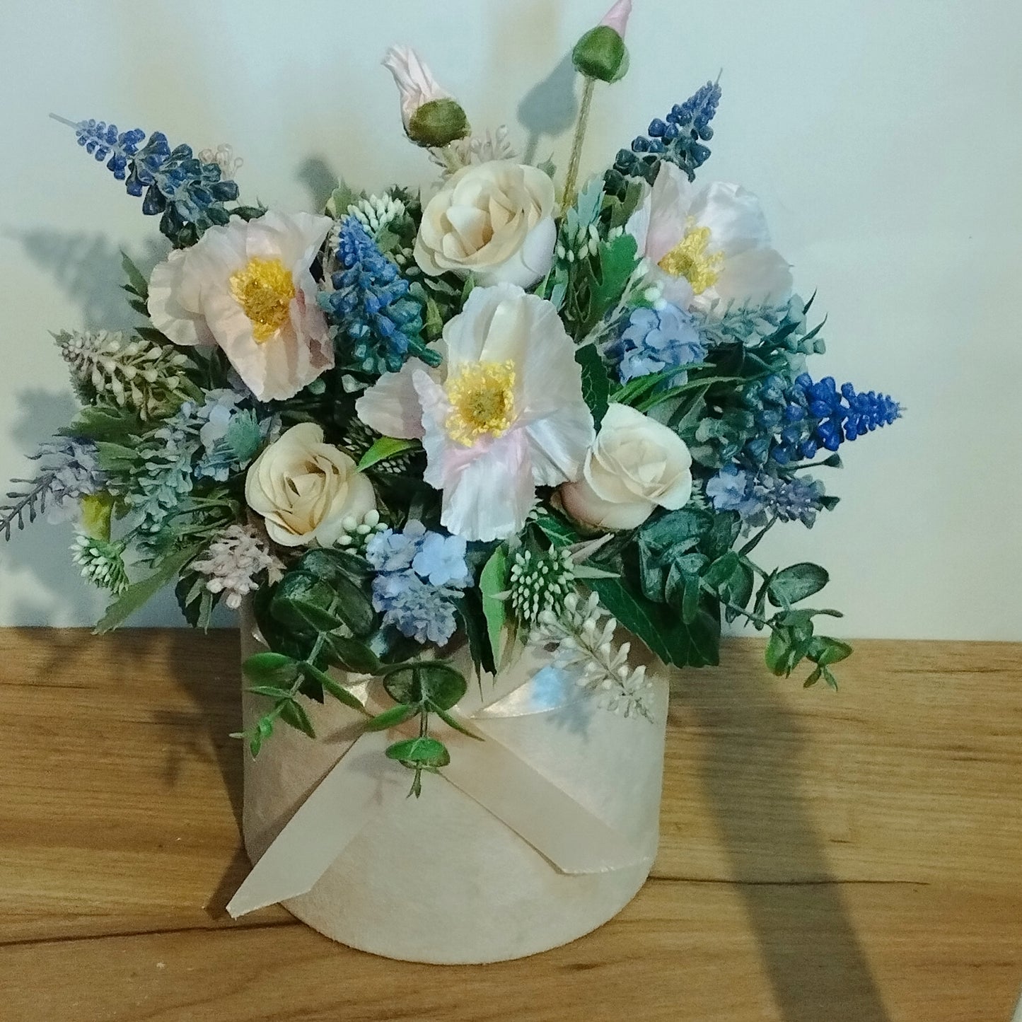 Gyöngyike rózsával mák virággal rózsaszín boxban