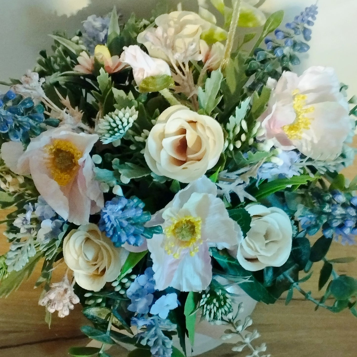 Gyöngyike rózsával mák virággal rózsaszín boxban