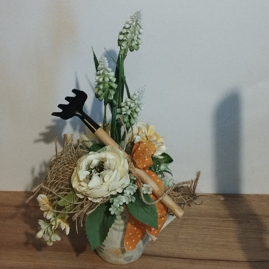 Gereblye sárga virágos bögrében