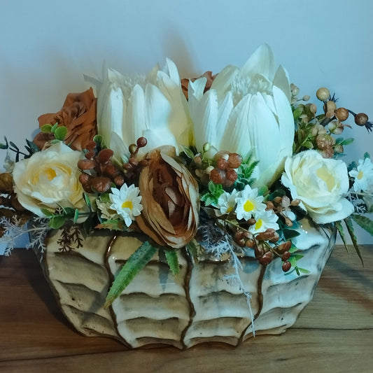 Egy impozáns kisebb kaspóban készült próteás dísz