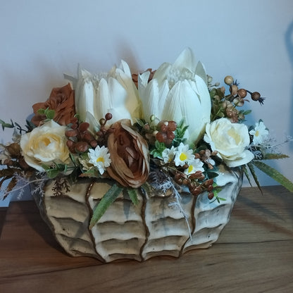 Egy impozáns kisebb kaspóban készült próteás dísz