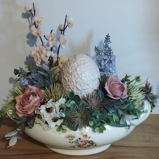 Leveses tálban készült húvéti dísz a tojás kivehető