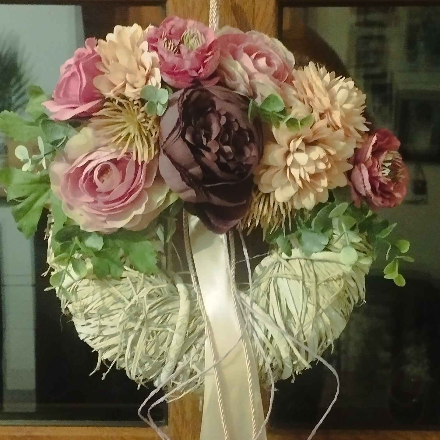 Fehér vessző  alapon rózsaszín és mély bordó koszorú