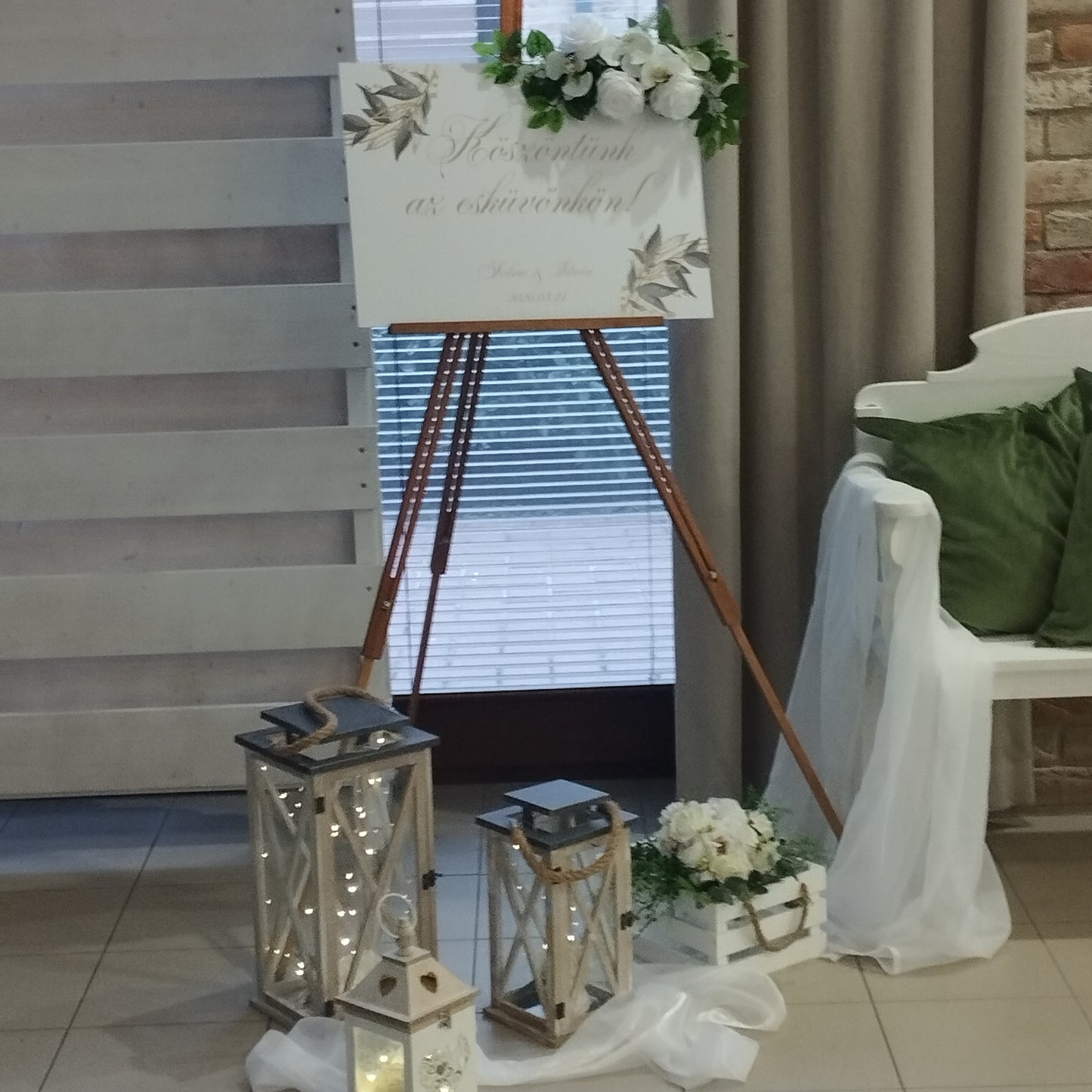 Bérelhető festőálvány ,pad fotósarok teljes dekorációval kellékekkel