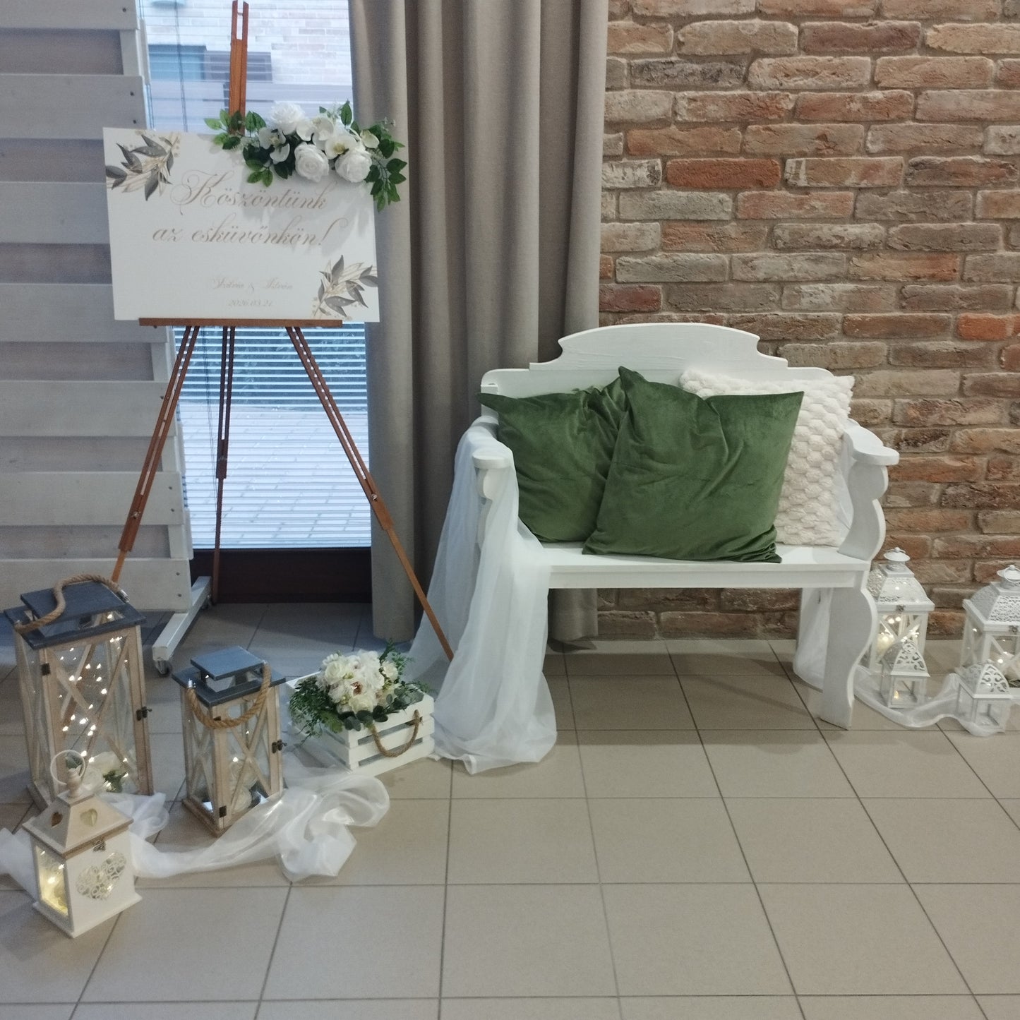 Bérelhető festőálvány ,pad fotósarok teljes dekorációval kellékekkel