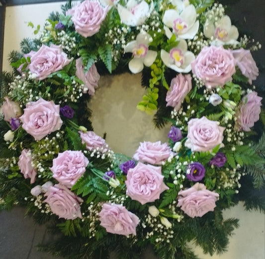 Oázis tűzött  Orchideával, rózsával görög koszorú 30 alap.